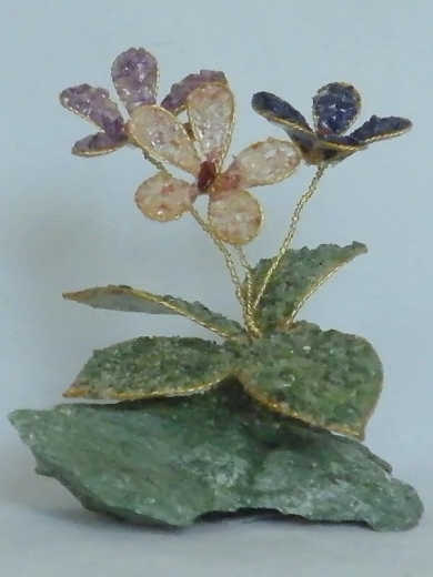Drei Blumen (± 10 cm) mit Rosenquarz, Amethyst und Lapislazuli